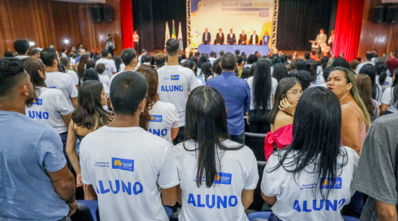 Alunos do QualificaDF Móvel em cerimônia de formatura: programa beneficiou 24 mil alunos em 2022 | Foto: Renato Alves/Agência Brasília