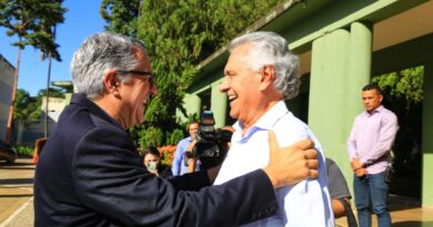Ronaldo Caiado recebe ministro das Relações Institucionais, Alexandre Padilha, no Palácio das Esmeraldas, em Goiânia (Foto: Wesley Costa)