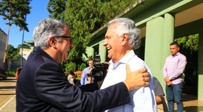 Ronaldo Caiado recebe ministro das Relações Institucionais, Alexandre Padilha, no Palácio das Esmeraldas, em Goiânia (Foto: Wesley Costa)