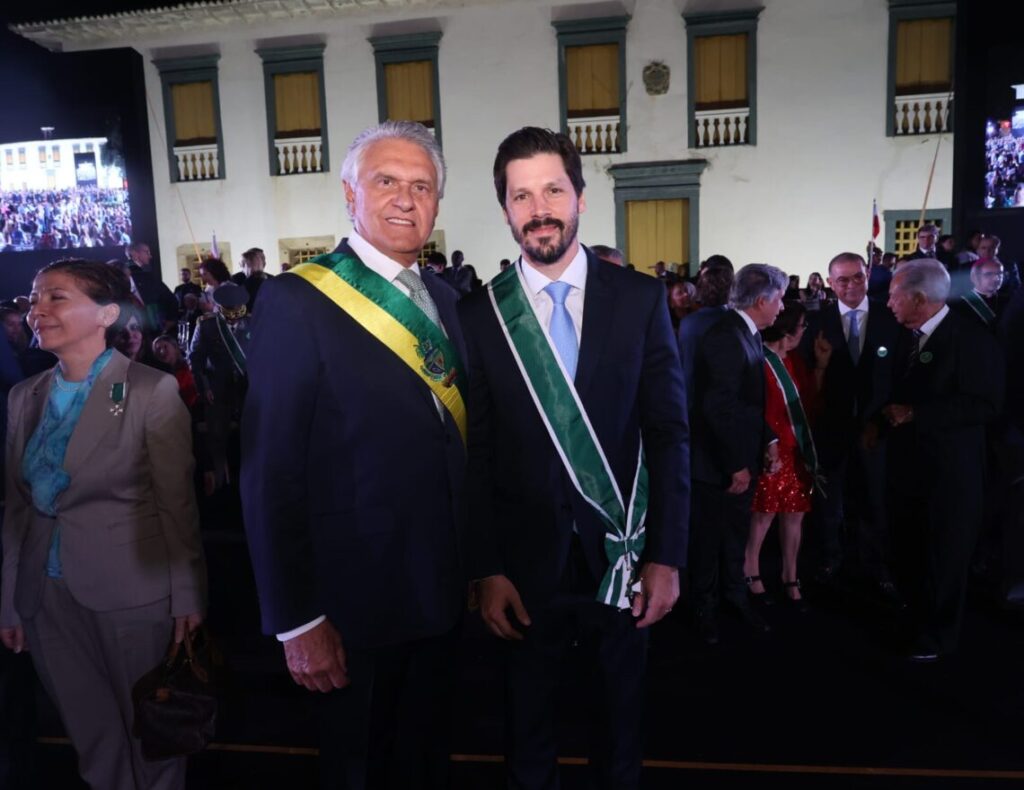 À noite, acompanhado pela sua mulher, Iara, Daniel esteve no evento de entrega da Comenda da Ordem do Mérito Anhanguera, onde foi condecorado na categoria Grã-Cruz. “Estou feliz por estar ao lado de tantos outros homenageados. O que vejo aqui é um resgaste e uma reconexão com a história de todos nós, goianos”, comemorou.