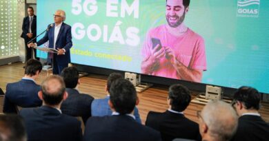 Governador Ronaldo Caiado participou, em março, de encontro com prefeitos para orientar sobre implantação da internet 5G (Foto: Secom)