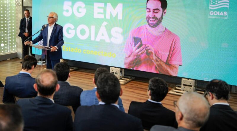 Governador Ronaldo Caiado participou, em março, de encontro com prefeitos para orientar sobre implantação da internet 5G (Foto: Secom)