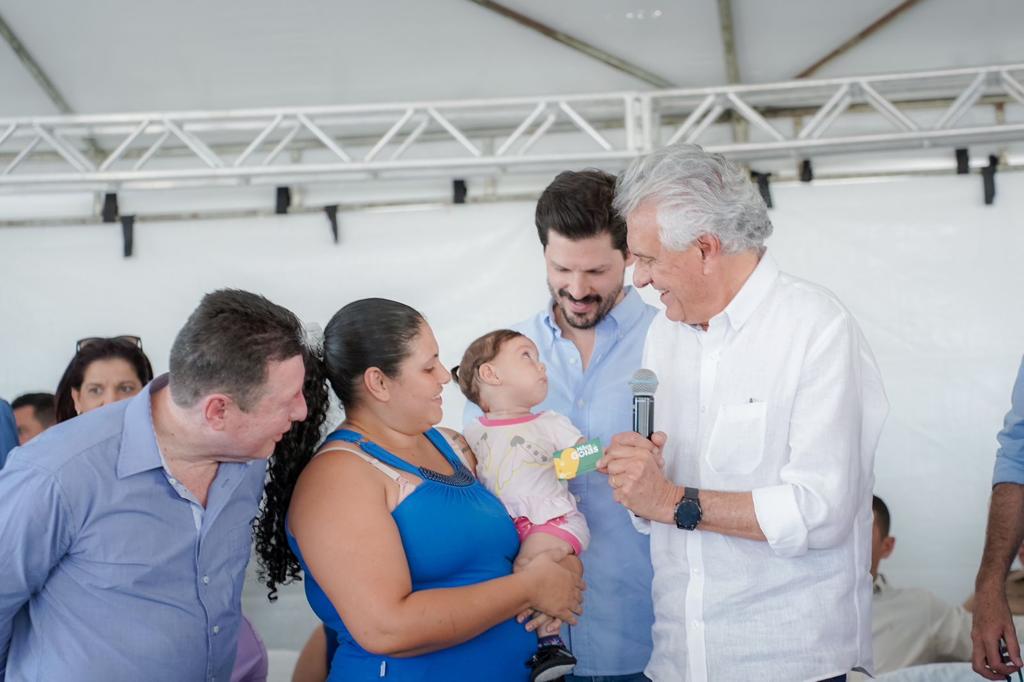 Entrega de cartões de programas sociais marca visita de Caiado a Goianésia, na Região Central do estado (Foto: Júnior Guimarães)