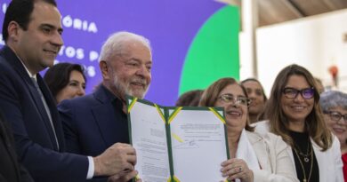 Presidente Lula na cerimônia de sanção da Lei nº 1085/2023, que trata da igualdade salarial entre mulheres e homens, na Base aérea de Brasília - Joédson Alves/Agência Brasil