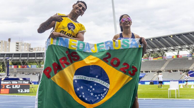 É o foguete, Jerusa Geber, com a medalha de OURO nos 100m T11!