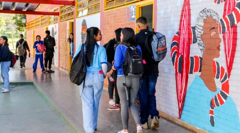 Alunos devem estar atentos às orientações das equipes de trânsito e segurança perto das escolas | Foto: Paulo H. Carvalho/ Agência Brasília