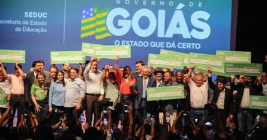 Caiado entrega prêmio AlfaMais a 150 melhores escolas em alfabetização de crianças em Goiás, durante solenidade em Anápolis (Foto: Lucas Diener)