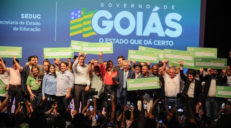 Caiado entrega prêmio AlfaMais a 150 melhores escolas em alfabetização de crianças em Goiás, durante solenidade em Anápolis (Foto: Lucas Diener)