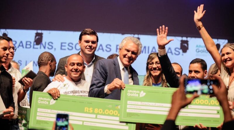 Governador Ronaldo Caiado durante premiação das escolas que se destacaram no AlfaMais Goiás. Programa terá mais R$ 22 milhões em recursos (Foto: Secom-GO)