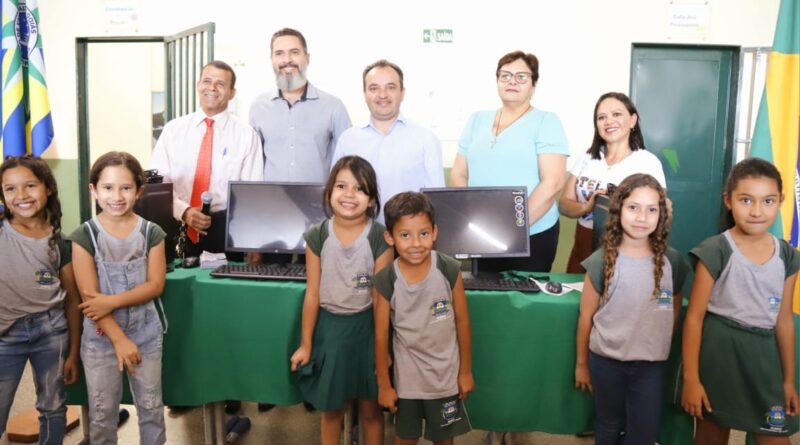 Alunos recebem novos computadores