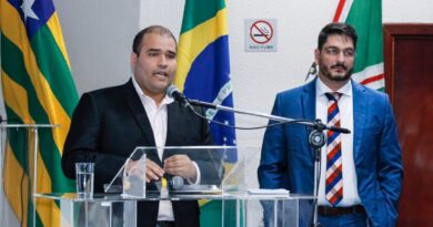 Secretário de Relações Institucionais, Lucas Vergílio, e chefe do Gabinete de Representação de Goiás, Renatho Melo (Foto: Rodolfo Carvalhaes)