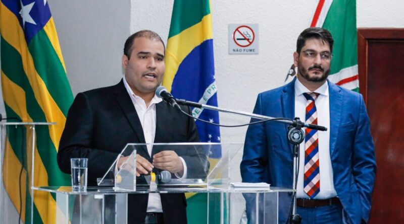 Secretário de Relações Institucionais, Lucas Vergílio, e chefe do Gabinete de Representação de Goiás, Renatho Melo (Foto: Rodolfo Carvalhaes)