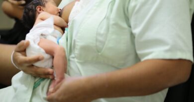 Governo de Goiás promove ações educativas para conscientização da importância do aleitamento materno durante o Agosto Dourado. Ministério da Saúde recomenda que o leite materno seja o único alimento nos seis primeiros meses de vida do bebê (Foto: SES-GO)