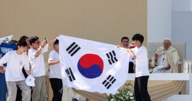 Jovens coreanos comemoram anúncio do Papa da JMJ 2027 em Seus. (FOTO: INACIO ROSA/Pool via REUTERS) (© 2023 LUSA - Agência de Notícias de Portugal, S.A.)