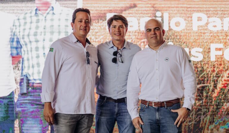 Vinicius Ferreira, sócio do grupo Diamante Agrícola S/A; Cauê Campos, CEO do Grupo Pivot; e Danilo Parrode, CEO do Grupo IFB, comemoram o sucesso do Conexão Vale do Araguaia.