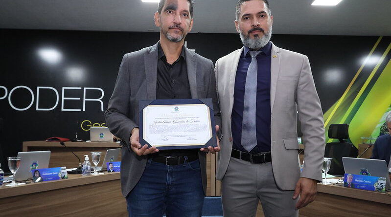 Homenagem ao Tenente-Coronel da Reserva Remunerada da Polícia Militar do Distrito Federal, morador de Valparaíso de Goiás, Josilei Albino Gonçalves de Freitas, pelos seus notáveis feitos como piloto experiente.