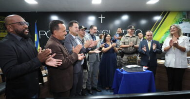 Poder Legislativo de Valparaíso homenageia dos Policiais Militares pelos 165 anos da PM em Goias