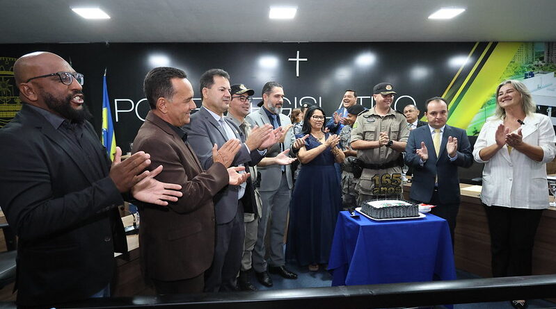 Poder Legislativo de Valparaíso homenageia dos Policiais Militares pelos 165 anos da PM em Goias