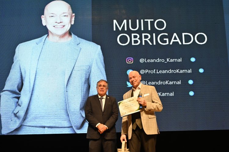 Presidente do TCMGO, conselheiro Joaquim de Castro, no encerramento da palestra.