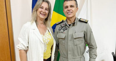 A deputada estadual Dra. Zeli (UB) e o comandante-geral da Polícia Militar do Estado de Goiás, coronel André Henrique
