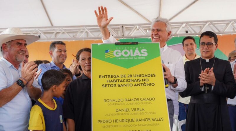Em Santo Antônio do Descoberto, o governador Ronaldo Caiado entrega moradias a custo zero (Foto: Júnior Guimarães)