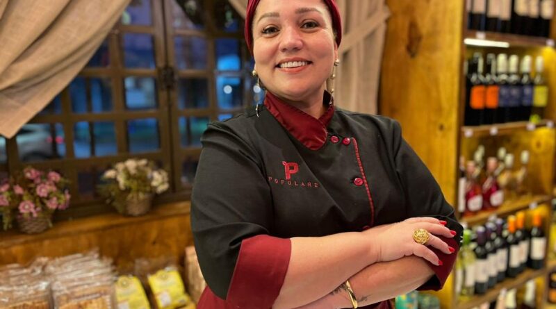 Chef goiana, descendente de italiano, Carina Popolare, ensina melhor jeito de preparar a própria massa de macarrão Basta uma rápida olhada nas redes sociais para se deparar com vídeos de receitas, milhares, e uma que tem chamado cada vez mais atenção, são de pessoas “comuns”, ou seja, que não são formadas em gastronomia, fazendo massas frescas. E os vídeos ganham cada vez mais curtidas, assim como outros de receitas. Carina Popolare, chef goiana descendente de italiano e empresária, conta que basicamente não tem segredo. “A única coisa que precisa pra quem não tem nada de utensílios, são um braço forte, um rolo de macarrão, farinha de trigo e ovos”, disse ela. Para muitas pessoas, pode ser inimaginável produzir a própria massa fresca, mas segundo a chef, que possui cidadania italiana, não tem muito segredo, "Durante o preparo, basta amassar esses dois ingredientes até formar uma massa lisa. Para isso você pode usar um rolo para deixá-la na espessura que desejar e cortar na faca mesmo, sem precisar descansar, depois de cortada, basta cozinhar diretamente e preparar o molho de sua preferência”, explicou Carina. CARINA POPOLARE