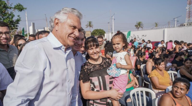 Em Águas Lindas, governador entrega mais de 3,7 mil cartões de benefícios sociais do Estado e autoriza ampliação do sistema de abastecimento de água (Foto: Hegon Côrrea)