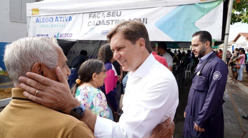 Bruno Peixoto atende a população em Abadia de Goiás. Foto: Carlos Costa