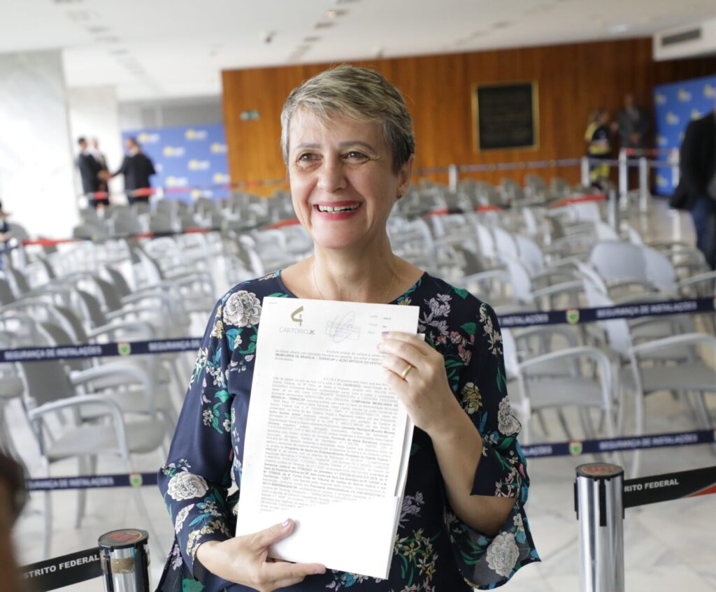 Roseley Silva: “Ter esse documento na mão significa o resultado de muita luta, de muita espera e principalmente de muita fé”