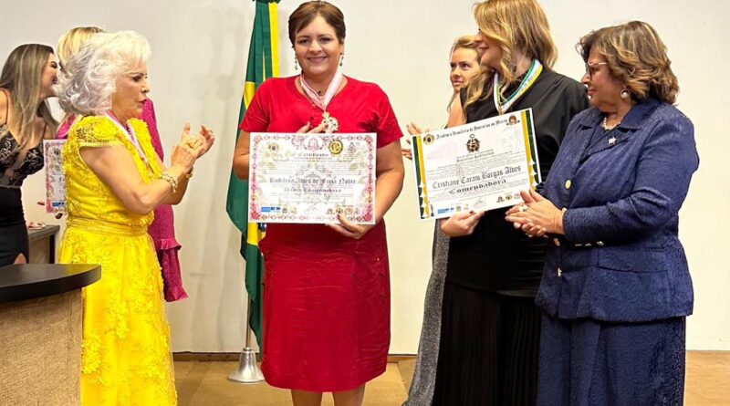 Secretária de Educação de Valparaíso, professora Rudilene Nobre, é condecorada com a Ordem da Rosa JK, em Brasília