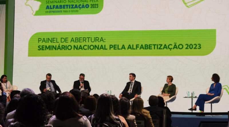 Em debate, a construção de uma agenda nacional para a alfabetização, a importância da mobilização social em prol desse compromisso coletivo e o papel crucial tanto do Poder Executivo, como do público envolvido no evento, na concretização desse objetivo.