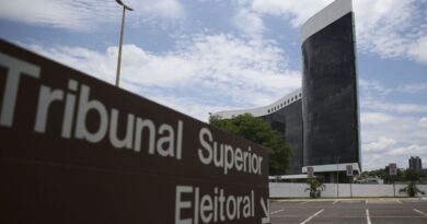Por unanimidade, o Tribunal Superior Eleitoral (TSE) rejeitou nesta terça-feira (12) a cassação do governador de Santa Catarina,
