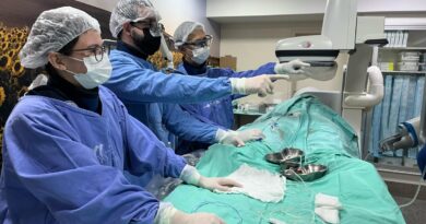 Equipe de neurocirurgia do HGG durante procedimento cirúrgico inédito para tratamento de aneurisma cerebral (Foto: Idtech)