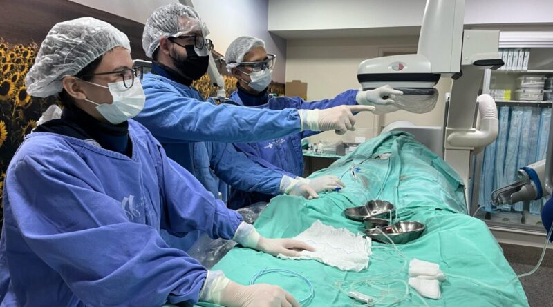 Equipe de neurocirurgia do HGG durante procedimento cirúrgico inédito para tratamento de aneurisma cerebral (Foto: Idtech)