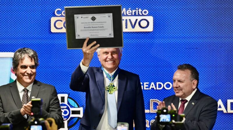 Ronaldo Caiado destacou o espírito público do cooperativismo ao ser homenageado com a Comenda e Diploma do Mérito Cooperativo da OCB/GO (Foto: Cristiano Borges)