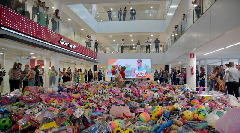 Presidente da Alego, deputado Bruno Peixoto concede entrevista coletiva sobre a arrecadação de mais de 10 mil brinquedos.
