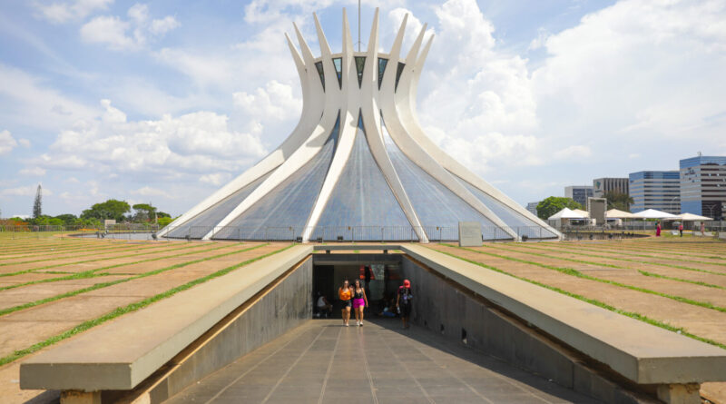 A festa em homenagem a Nossa Senhora Aparecida, nesta quinta-feira (12), no gramado central próximo à Catedral Metropolitana | Foto: Geovana Albuquerque/Agência Brasília