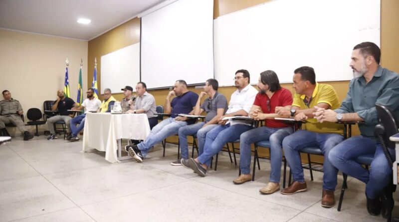 Governo municipal se reúne com comerciantes e comunidade para discutirem sobre o som noturno no comércio local