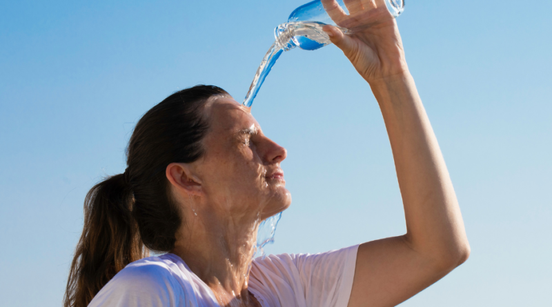 Com a onda de calor em todo o Brasil, os cuidados com a saúde devem ser intensificados. A primeira recomendação é beber bastante água, pelo menos 2 litros por dia.