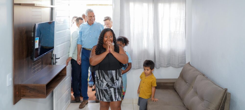 Umas das contempladas foi Luzineide Cruz Lima, de 35 anos, ela é diarista e tem quatro filhos. “Vai mudar a minha vida” (Fotos: Júnior Guimarães)