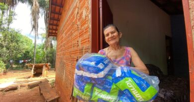 Marly Pereira de Jesus, 68 anos, recebeu fraldas descartáveis para a mãe, de 89, entre outros itens; ela vive na zona rural de Niquelândia (Foto: Lucas Dellamare)