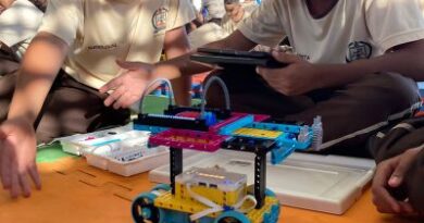 Além de exporem os protótipos, os alunos também esclarecerem dúvidas sobre como construíram e programaram o robô (Foto: Seduc)