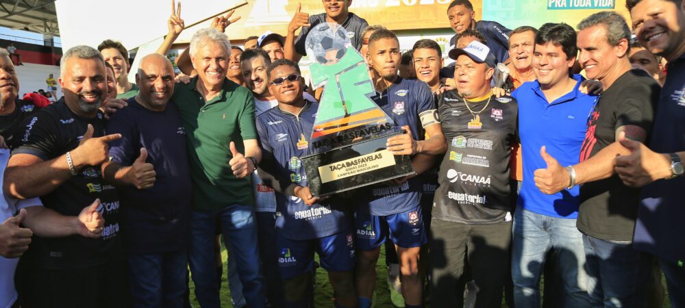 Caiado comemora com a equipe masculina da comunidade Orlando de Morais vencedora da Taça das Favelas Goiás (Foto: André Saddi)