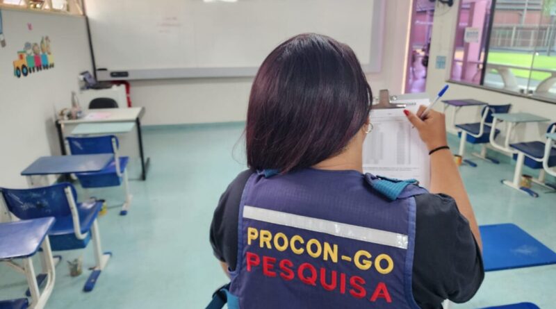 Equipe do Procon Goiás percorre escolas para verificar preço de mensalidades: valor pode chegar a R$ 3,5 mil (Fotos: Procon Goiás)