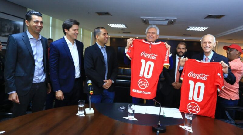 Governador Ronaldo Caiado e presidente José Alves Filho (Grupo José Alves) exibem camisas com novos patrocinadores do Vila Nova (Foto: Cristiano Borges e Wesley Costa)