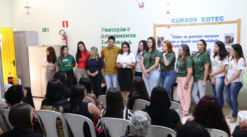 Entrega dos certificados de conclusão para os alunos dos cursos de Cabeleireiro e Designer de sobrancelhas.