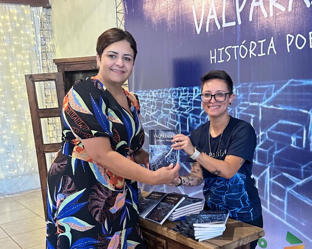 Grande incentivadora da AVL, a secretária de Educação, Rudilene Nobre recebe seu exemplar, das mãos da presidente da AVL, escritora Dry Neres