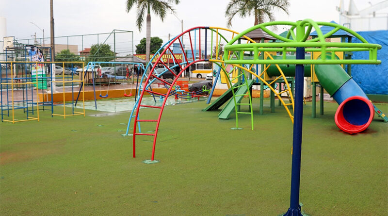 Parquinho do Céu Azul recebe novos brinquedos