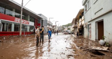 Desde o início da manhã, a Defesa Civil do Rio Grande do Sul emitiu dois alertas em razão da situação meteorológica.