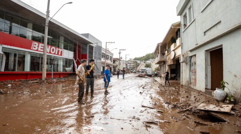 Desde o início da manhã, a Defesa Civil do Rio Grande do Sul emitiu dois alertas em razão da situação meteorológica.